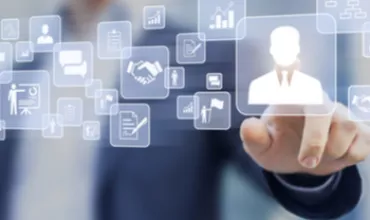 Personne interagissant avec des icônes digitales sur un écran.