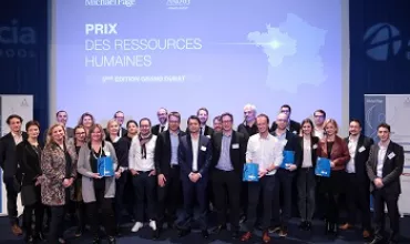 Un groupe de personnes posant lors d'un événement de remise de prix.