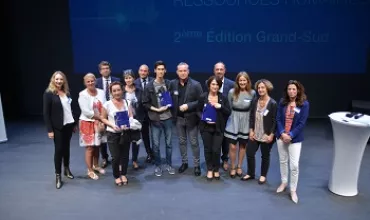 Groupe de personnes sur scène lors d'un événement.