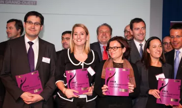 Plusieurs personnes souriantes tenant des prix lors d'une cérémonie.