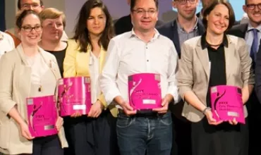 Groupe de personnes posant avec des prix.