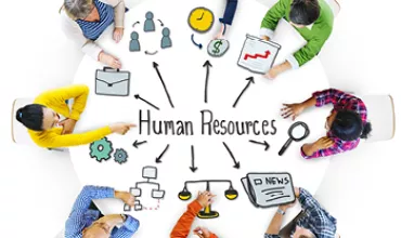Personnes autour d'une table discutant des ressources humaines.