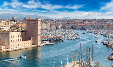 Vue du Vieux-Port de Marseille avec des bateaux et des bâtiments historiques.