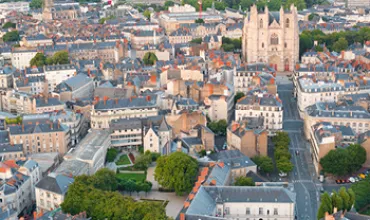 Vue aérienne d'une ville avec une cathédrale imposante.