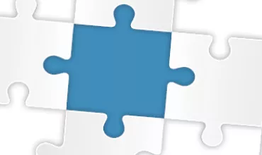 Pièce de puzzle bleue insérée dans un ensemble blanc.