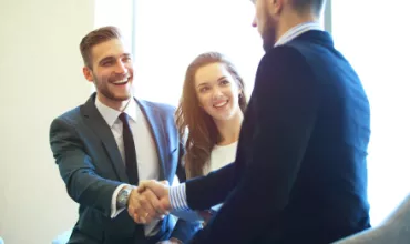Personnes se serrant la main lors d'une réunion d'affaires.