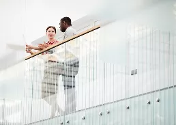 Deux personnes discutent