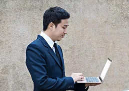Un homme travaillant sur son ordinateur portable