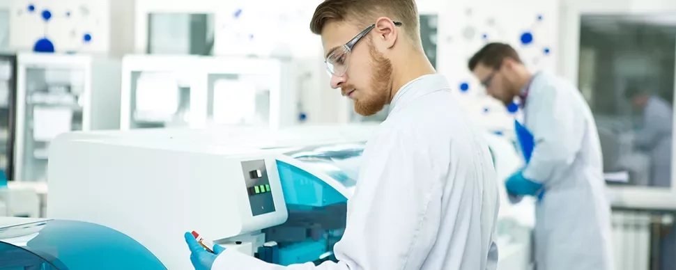 Scientifiques travaillant dans un laboratoire avec des équipements de haute technologie.