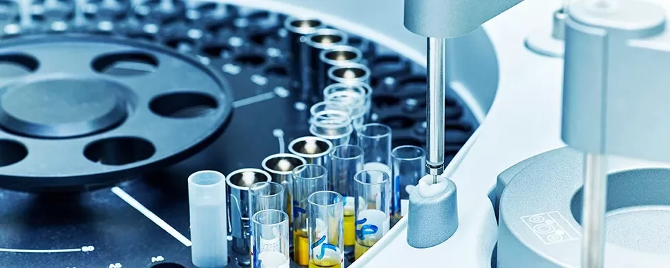 Échantillons dans un analyseur de laboratoire.