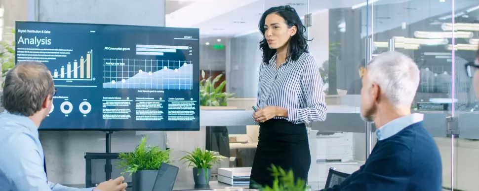 Présentation de graphiques financiers dans une salle de réunion moderne.