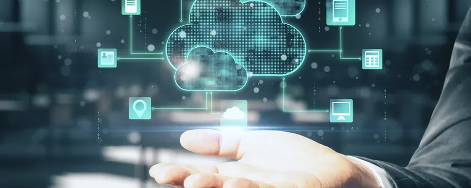 Main tenant une illustration de cloud computing avec icônes connectées.