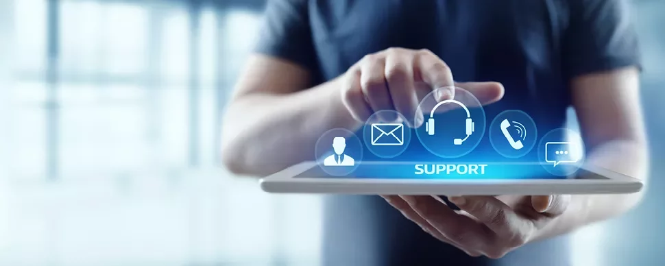 Personne utilisant une tablette pour accéder au support technique.