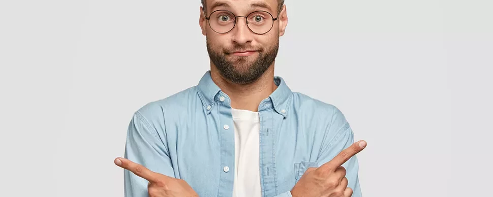 Personne en chemise bleue pointant dans deux directions.