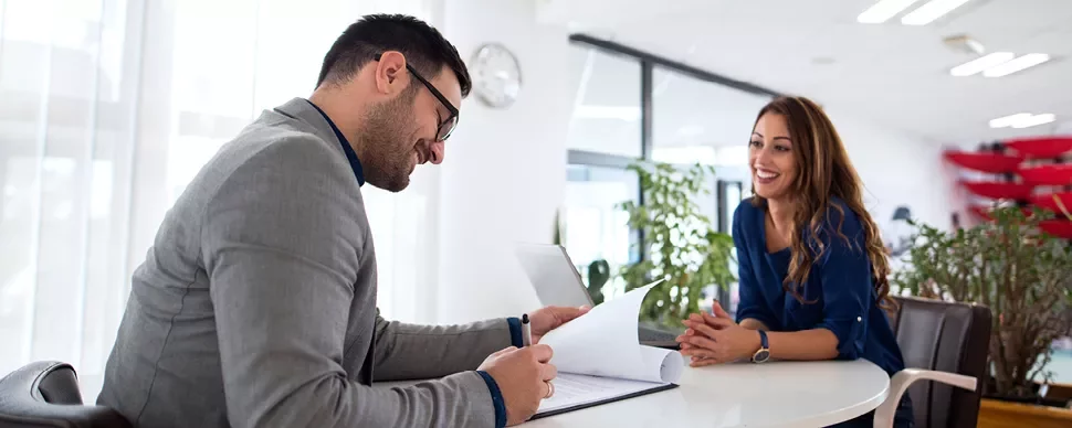 Conversation amicale dans un bureau moderne.