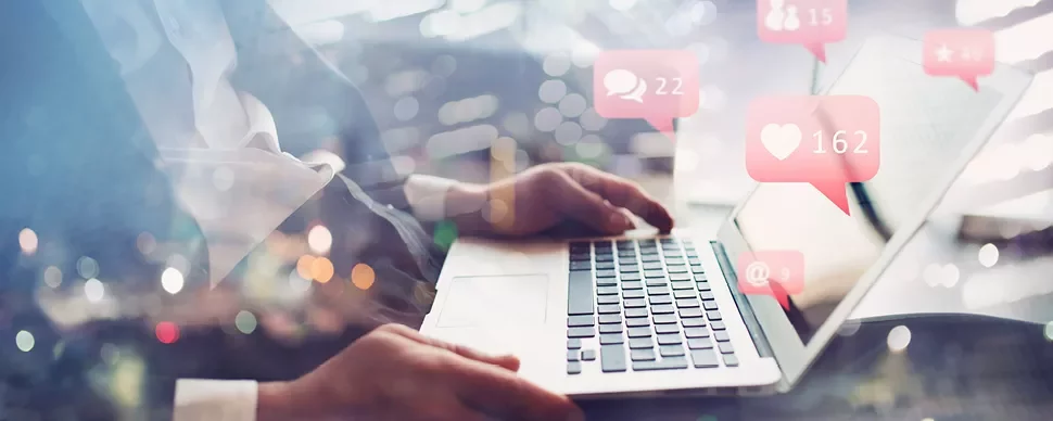 Personne utilisant un ordinateur portable avec des notifications en ligne.