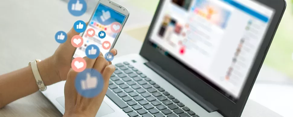 Personne utilisant un smartphone avec des icônes de réseaux sociaux