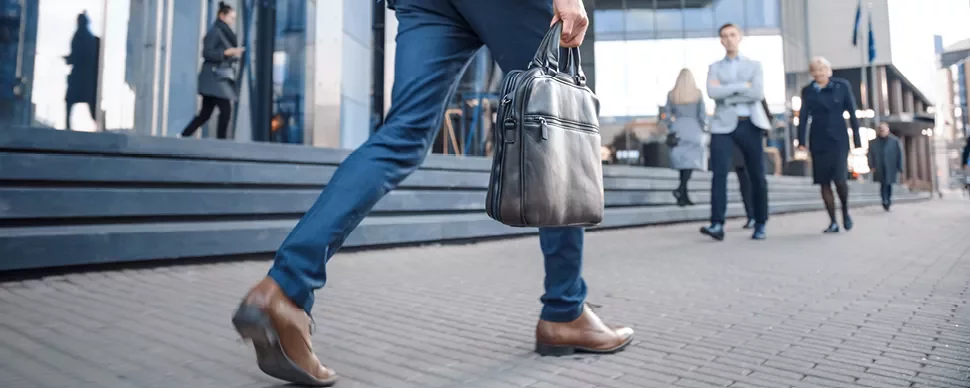 Personne marchant avec un sac à main dans la rue.