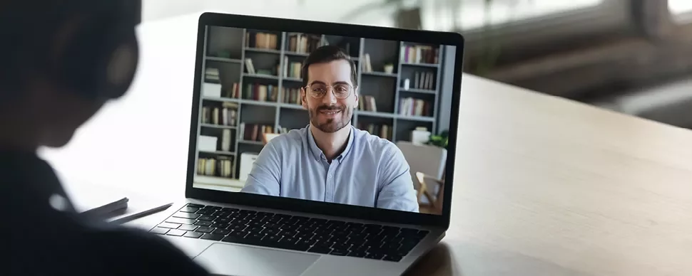 Personne en conversation vidéo sur un ordinateur portable.