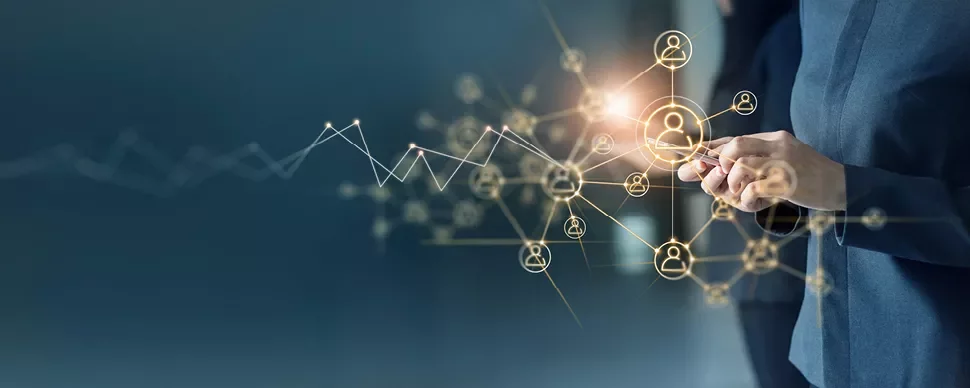 Personne utilisant un smartphone avec des icônes de connexion en réseau.