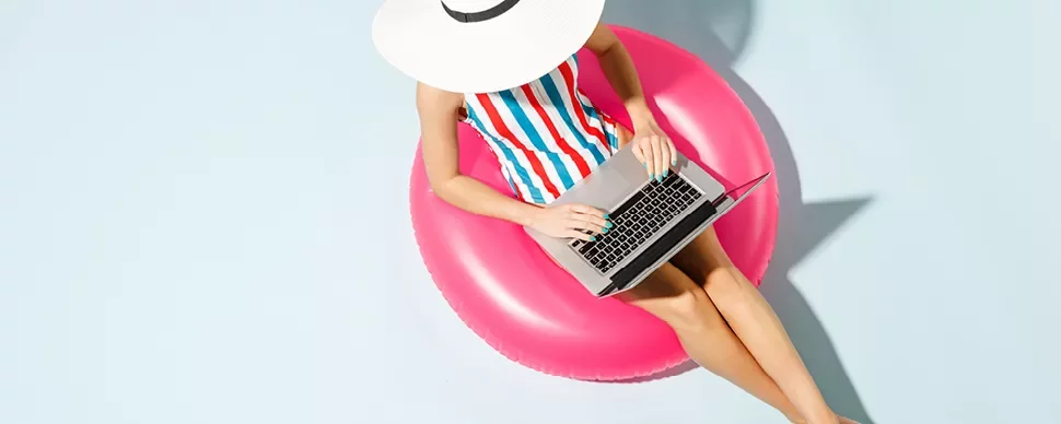 Personne utilisant un ordinateur portable sur une bouée rose.