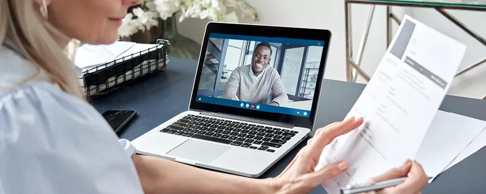 Personne participant à un entretien vidéo sur un ordinateur portable.
