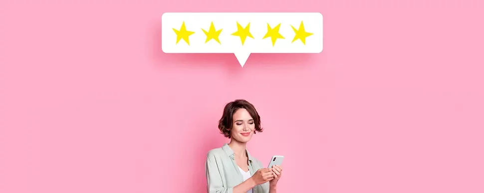 Personne lisant un message de cinq étoiles sur un téléphone.