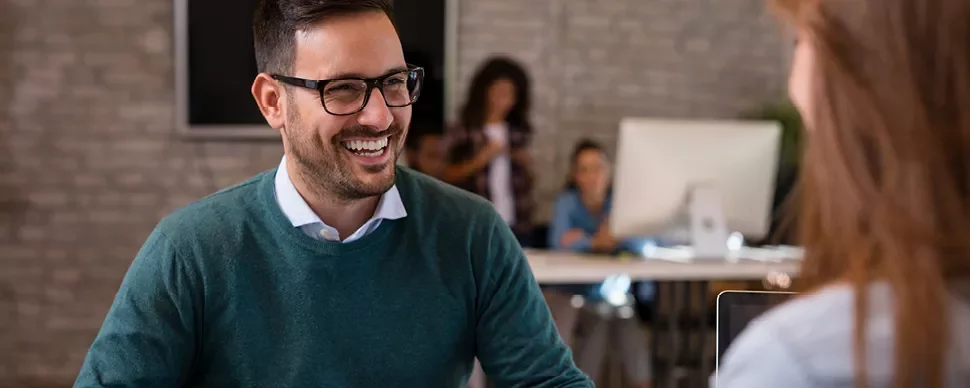 Personne souriante dans un bureau moderne.