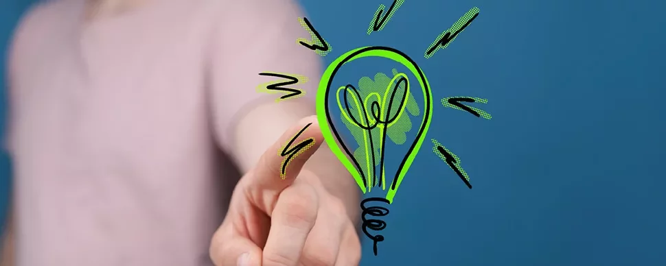 Personne pointant vers une ampoule verte dessinée.