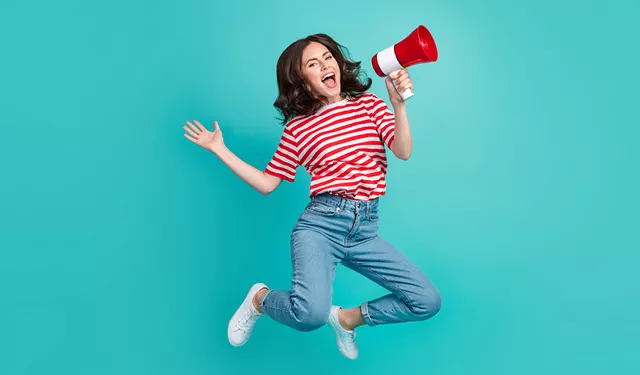 Personne sautant avec un mégaphone sur fond turquoise.
