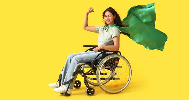 Personne souriante en fauteuil roulant avec une cape verte sur fond jaune.
