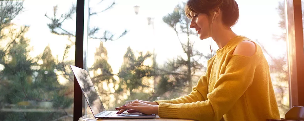 Femme travaillant devant un ordinateur