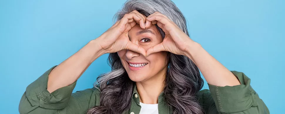 femme qui fait un coeur avec ses mains