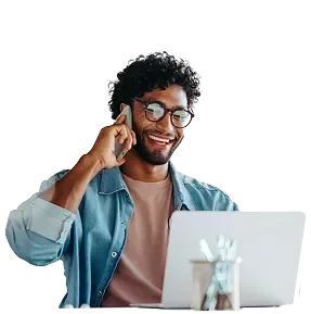 Homme souriant avec son téléphone et portable