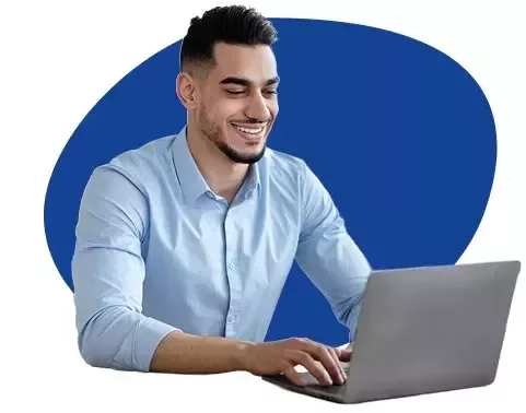 Homme souriant et travaillant avec un ordinateur portable