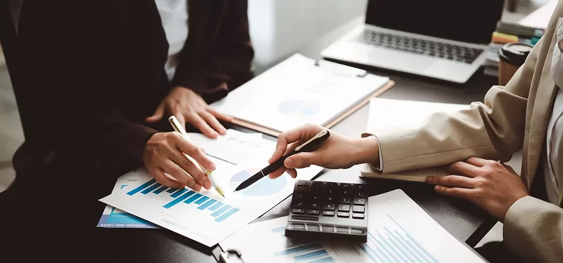 Professionnel analysant des tableaux de stocks