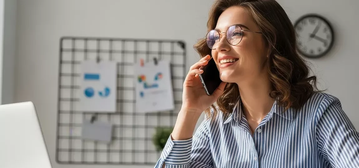 Assistante accueillante au téléphone