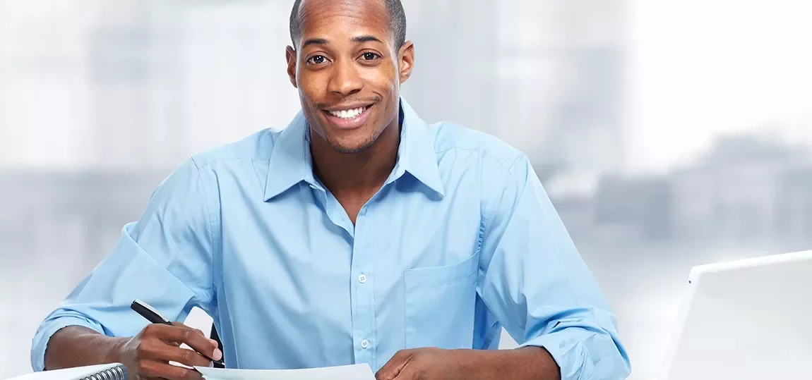 Homme rofessionnel utilisant son pc dans un open space 