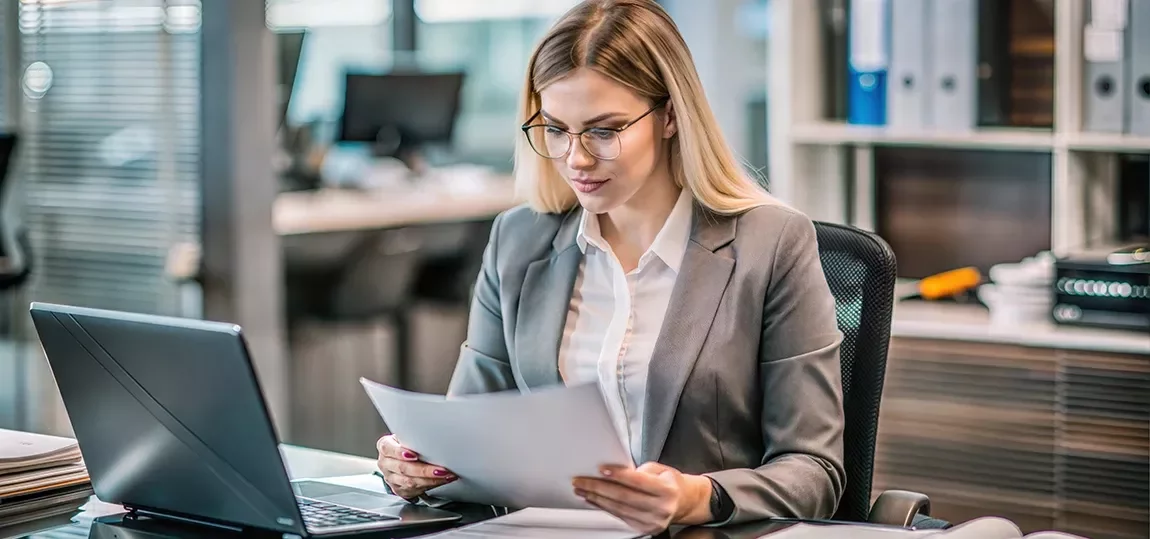 Professionnel(le) gérant des dossiers clients sur écran, ambiance administrative 