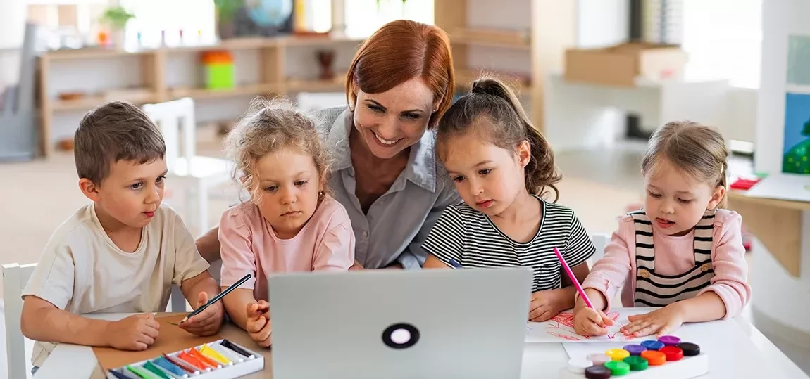 Directrice de crèche avec des jeunes enfants