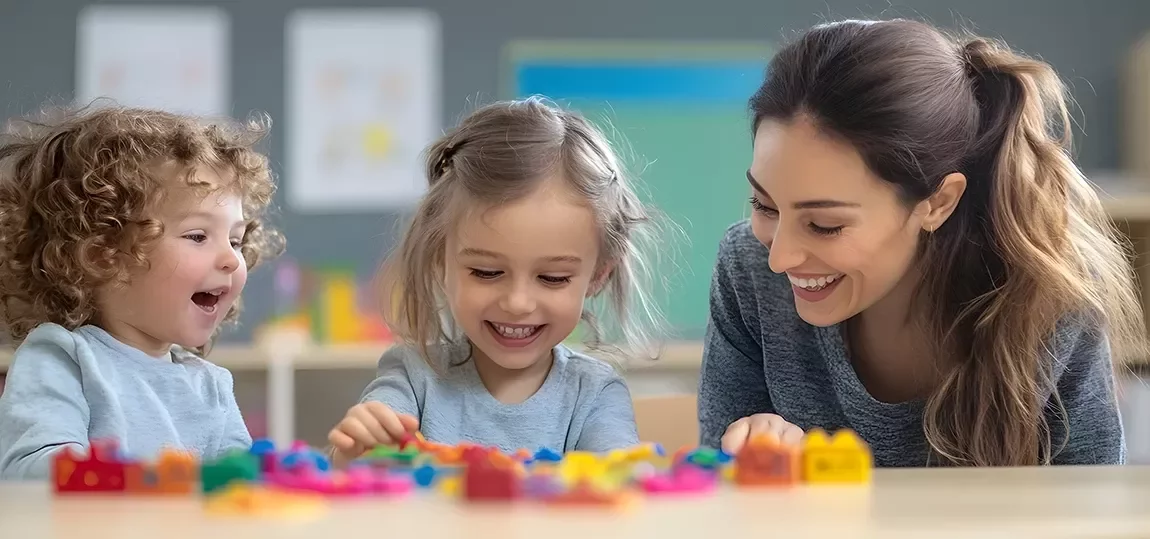 Educatrice animant une activité ludique avec des enfants