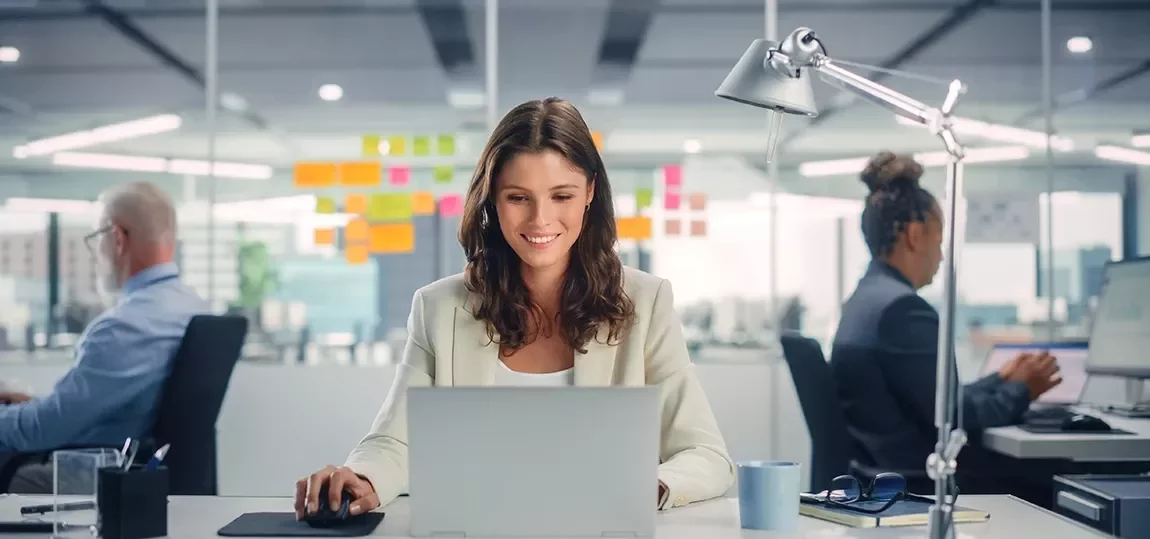 Professionnel utilisant son pc dans un open space 
