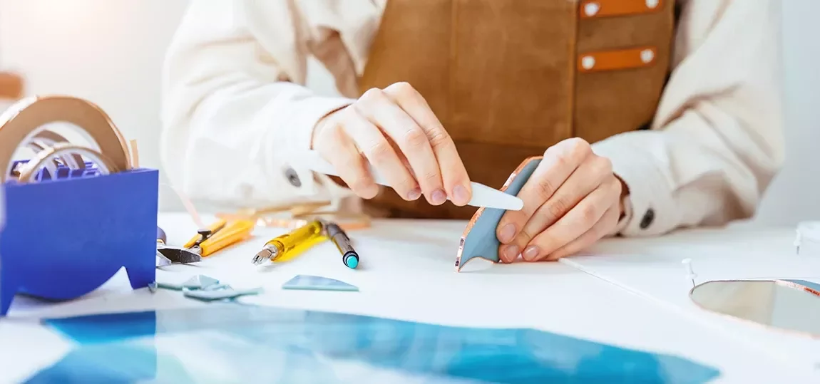 Professionnel(le) planifiant ou réorganisant son travail de manière créative. 