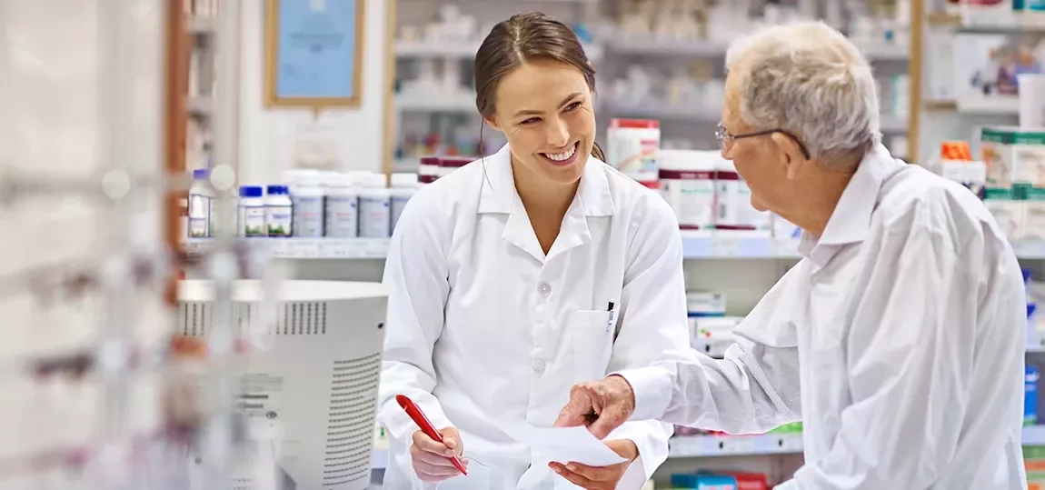 Pharmacienne en discussion avec un patient
