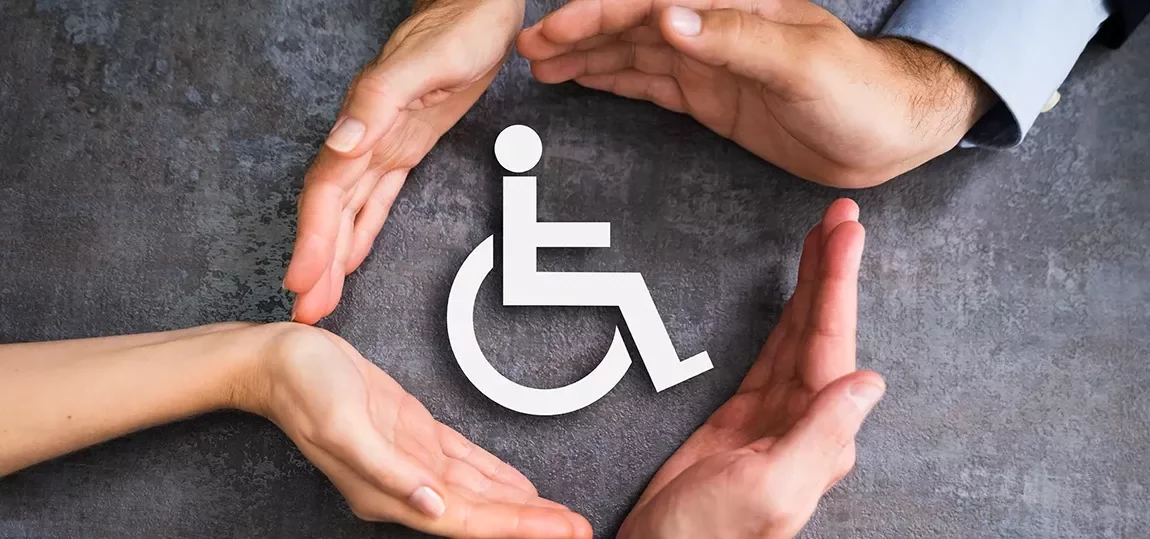 Cigle du handicap entouré de mains bienveillantes