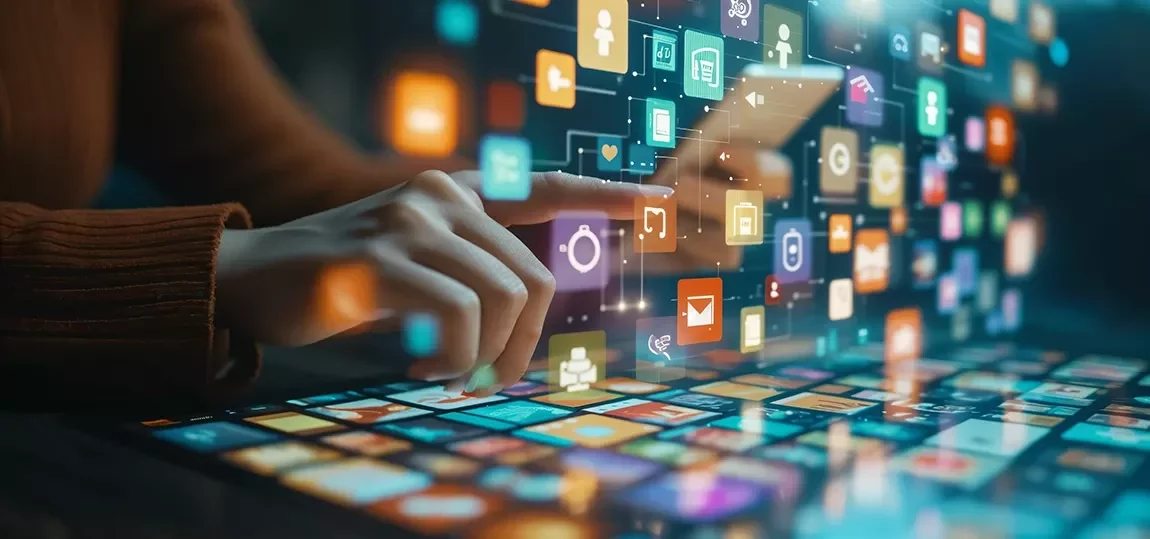 Jeune professionnel(le) créatif sur smartphone et laptop, ambiance studio ou open space moderne