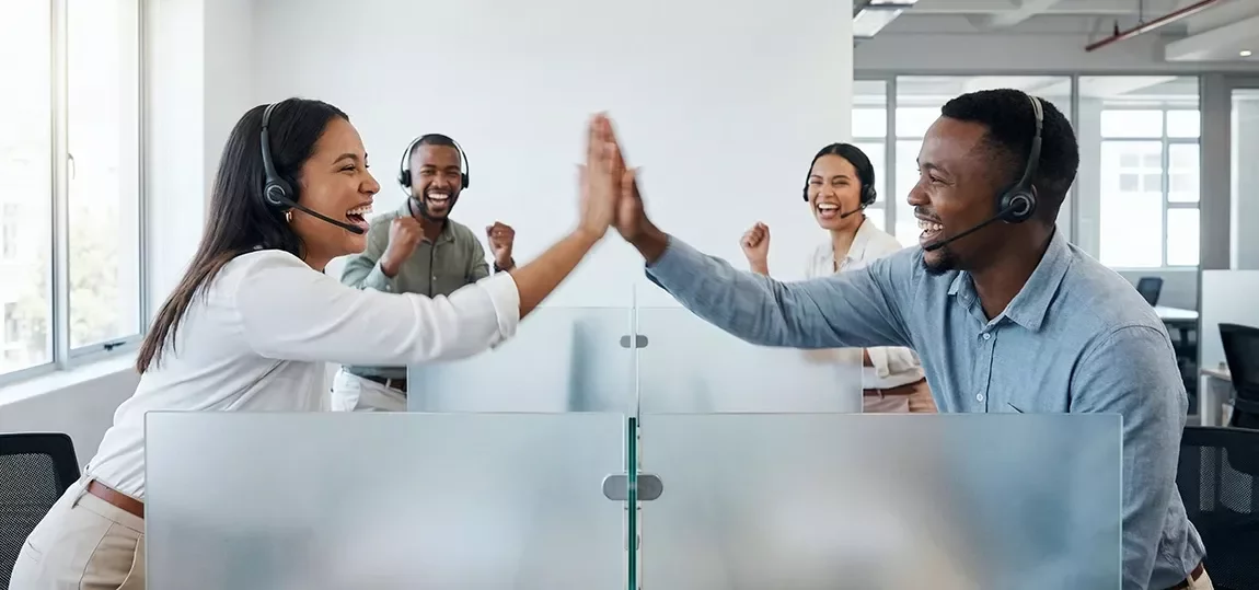 Un homme et une femme au travail contents se tapent dans la main