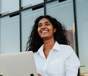 Une femme souriante