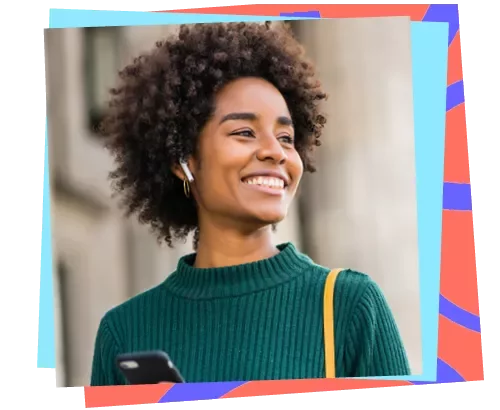 Mujer sonriente con auriculares y jersey verde, rodeada de formas coloridas.