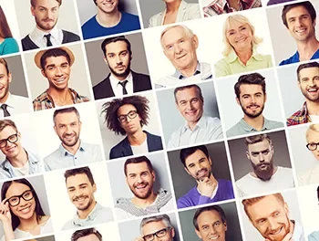 Une mosaïque de visages souriants de différentes personnes.